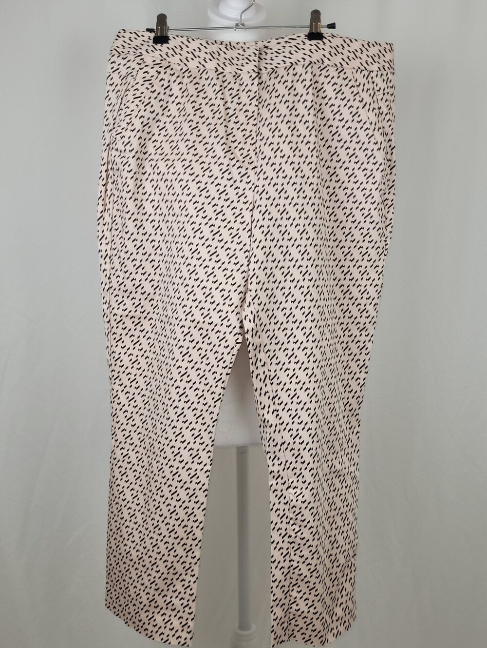 Jones New York Capri pants in Blush and Black With Pockets 12 US